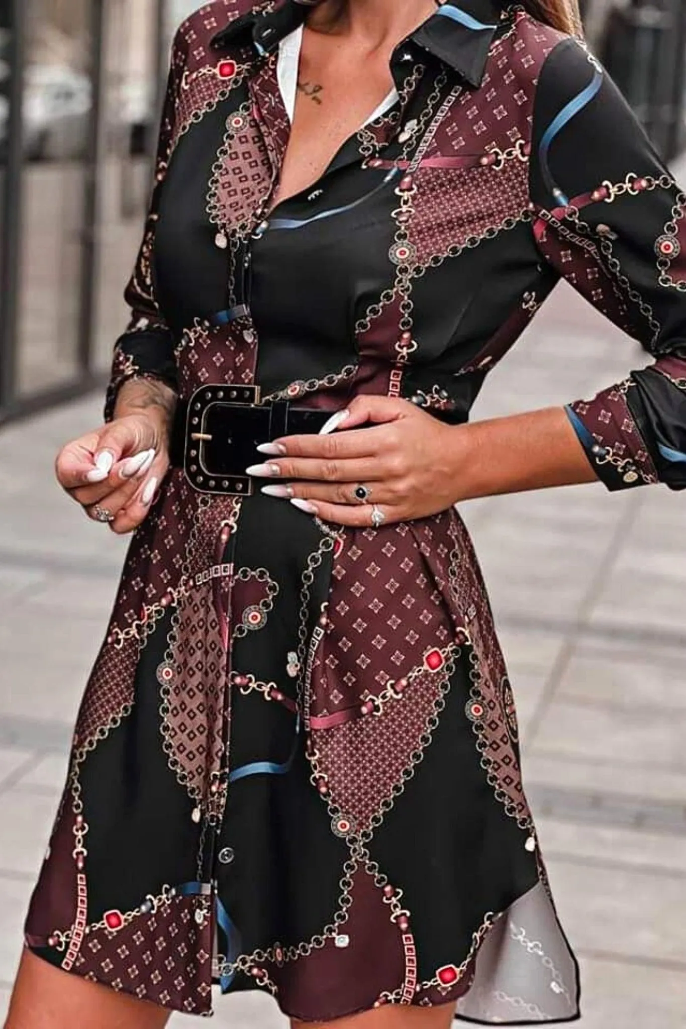 Abito a camicia nera a fantasia fashion con polsini e risvolto