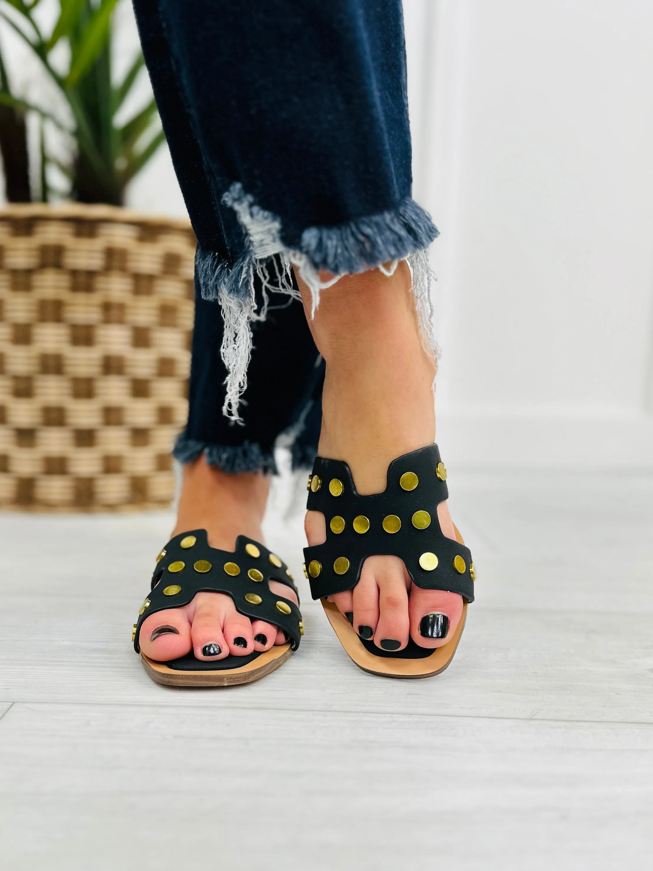 Get A Second Glance Sandals In Black