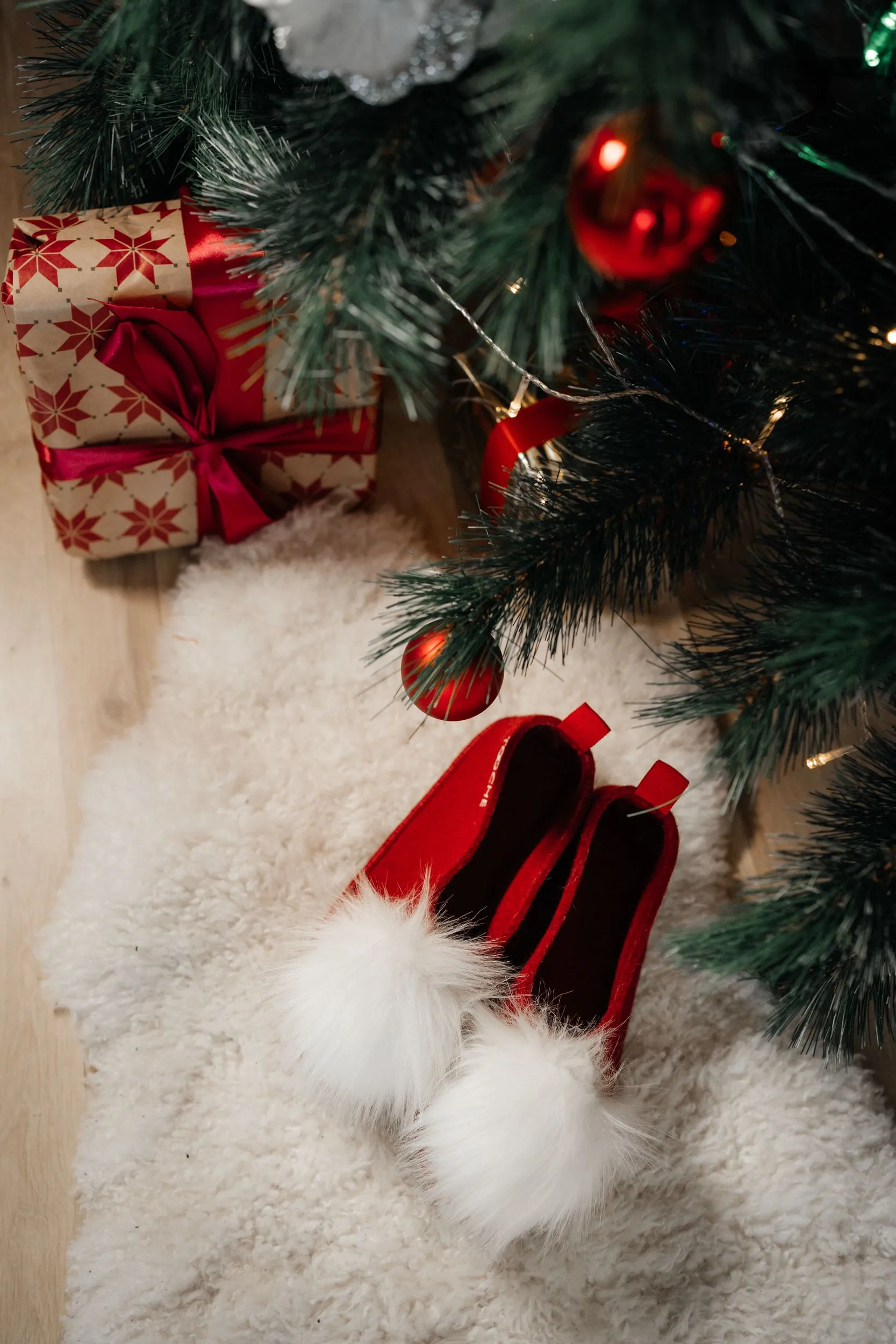 XMAS pom pom kids slippers