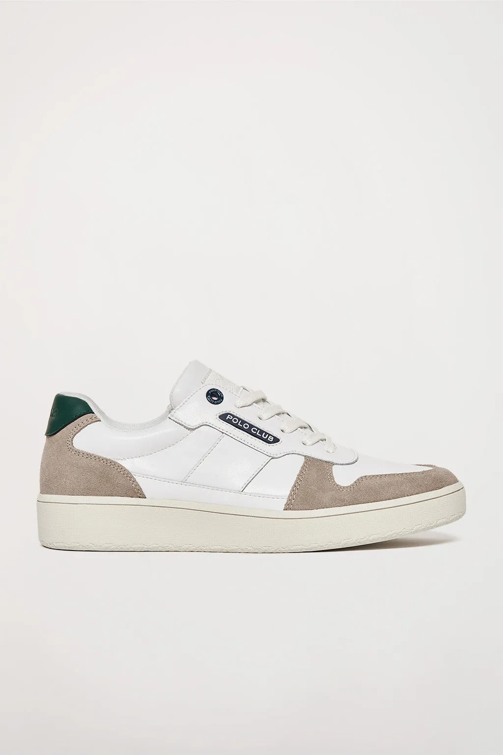 Zapatilla casual blanca y verde de piel con logo engomado